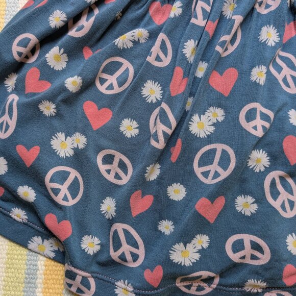 ⭐ Kickee Kids Peace, Love / Hearts, and Flowers skort size 4T - Picture 2 of 9